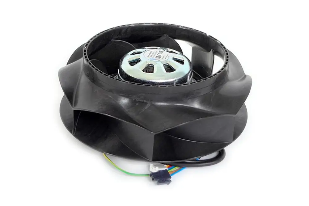 Ersatzventilator mit mehrblättrigem Rotor und elektrischen Anschlüssen, gefertigt von Fränkische, geeignet für verschiedene Anwendungen in der Klimatechnik.